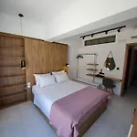 Courtyard Luxury Suites “Marianthi”